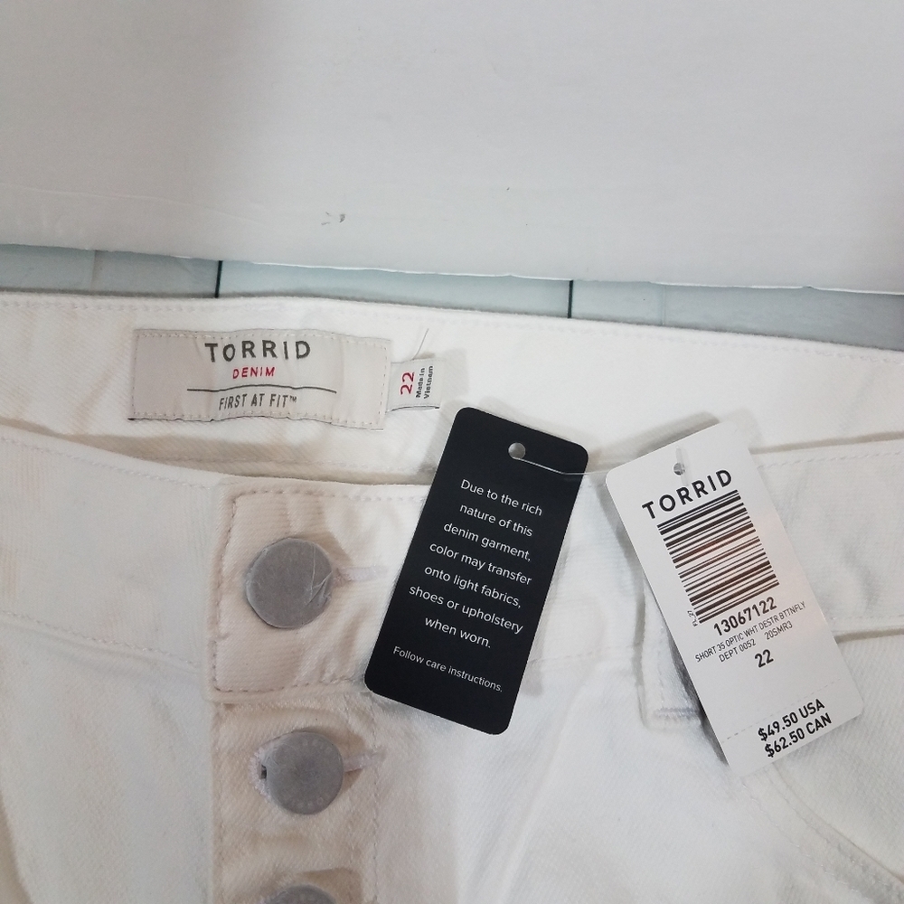 Torrid Button Fly Optic White Distressed Short 22 NWT - Picture 5 of 12